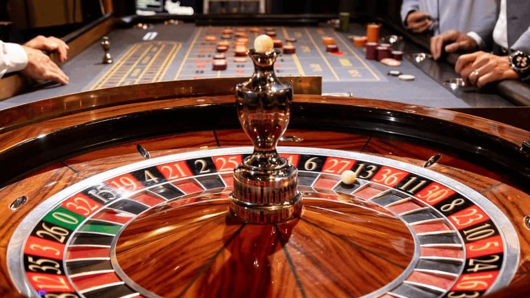 Người dùng Việt Nam chơi game nổ hũ jackpot trên điện thoại Android